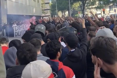 [Video] Cổ động viên PSG biểu tình đòi tống cổ Messi khỏi Paris