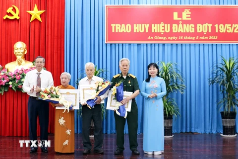 An Giang: Trao Huy hiệu Đảng tặng các đảng viên cao tuổi Đảng