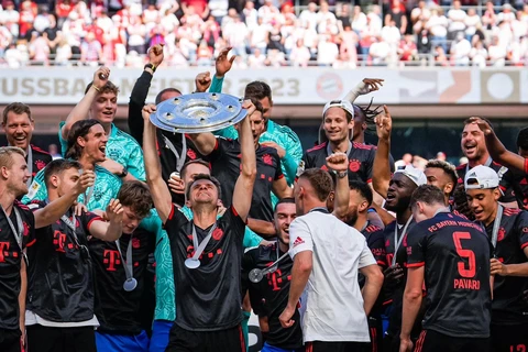 Bayern Munich vô địch Bundesliga theo kịch bản 'không thể tin nổi'