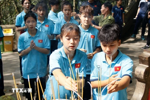 Đội tuyển Nữ U20 Việt Nam dâng hương tưởng niệm các Vua Hùng