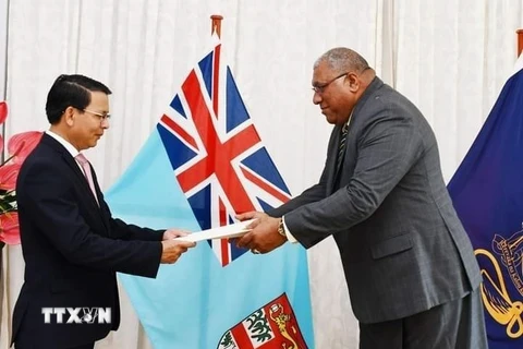 Đại sứ Nguyễn Văn Trung trình Quốc thư lên Tổng thống Cộng hòa Fiji. (Ảnh: TTXVN phát)