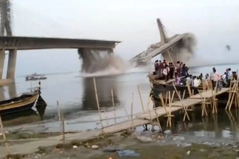 [Video] Cầu dây văng đang xây dở ở Ấn Độ đổ sập xuống sông Hằng