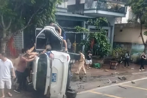 Xe cảnh sát lật nghiêng sau cú va chạm với xe đầu kéo ở Quảng Ninh