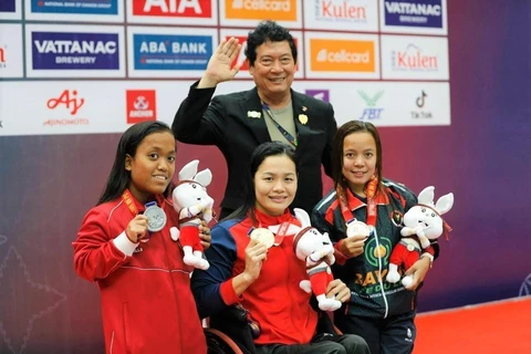 Trịnh Thị Bích Như (giữa) giành 5 huy chương Vàng tại ASEAN Para Games 12. (Ảnh Hoàng Minh/TTXVN)
