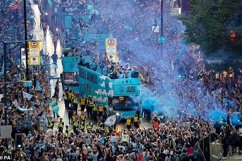 Manchester City ăn mừng cú ăn ba lịch sử giữa 'biển người'