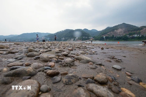 Hình ảnh lòng sông Đà ở Hòa Bình cạn nước trơ đầy sỏi đá