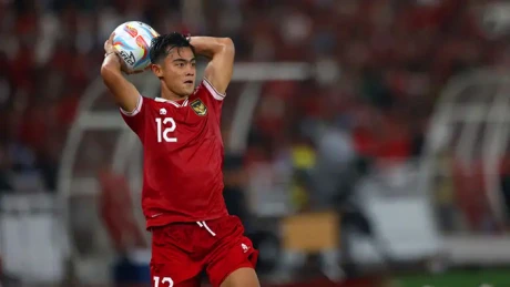 Pha ném biên giúp Indonesia suýt có bàn thắng vào lưới Argentina
