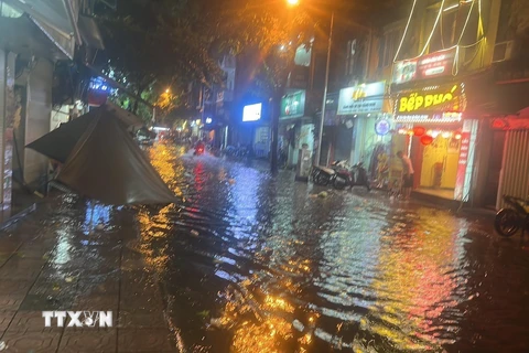 Nhiều tuyến đường phố ở thủ đô Hà Nội bị ngập do mưa lớn