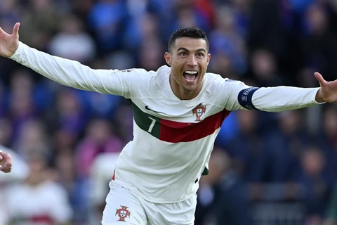 Ronaldo ghi bàn trong ngày cán mốc 200 trận đấu cho Bồ Đào Nha