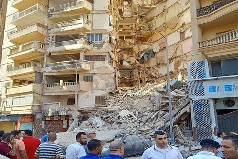 Video hiện trường sập tòa nhà 13 tầng, nhiều người bị mắc kẹt ở Ai Cập