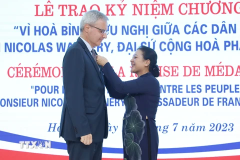 Trao Kỷ niệm chương tặng Đại sứ Pháp tại Việt Nam Nicolas Warnery