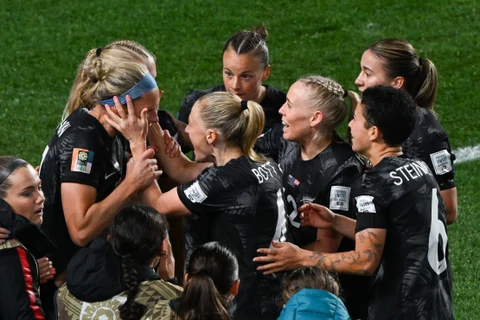 Niềm vui của cầu thủ New Zealand sau bàn thắng của Hannah Wilkinson. (Ảnh: AFP/TTXVN)