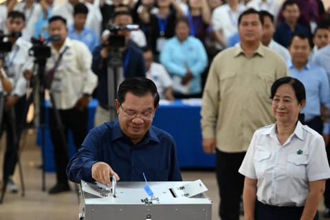 Chủ tịch CPP, Thủ tướng Chính phủ Hoàng gia Campuchia Samdech Techo Hun Sen bỏ phiếu tại một địa điểm bầu cử ở tỉnh Kandal, ngày 23/7/2023. (Ảnh: AFP/TTXVN)