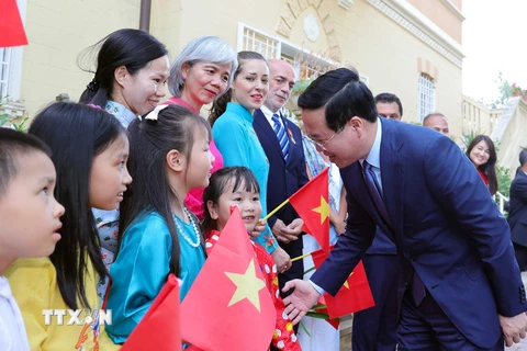 Chủ tịch nước Võ Văn Thưởng gặp gỡ cán bộ, nhân viên Đại sứ quán và cộng đồng người Việt Nam tại Italy. (Ảnh: Thống Nhất/TTXVN)