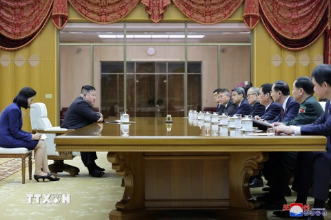 Nhà lãnh đạo Kim Jong-un (thứ 2, trái) tiếp phái đoàn của Ủy ban Trung ương Đảng Cộng sản Trung Quốc tại Bình Nhưỡng, ngày 28/7/2023. (Ảnh: KCNA/TTXVN)