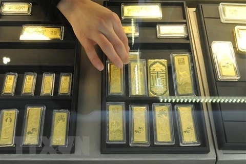 Giá vàng thế giới giảm 1% do đồng USD mạnh lên trong phiên 1/8