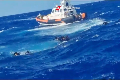Hải quân Maroc giải cứu gần 200 người ngoài khơi Đại Tây Dương