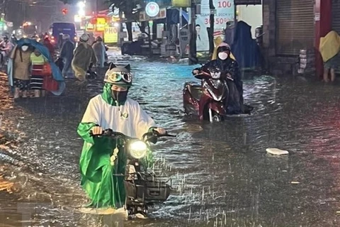 Thành phố Hồ Chí Minh ngập nặng sau cơn mưa lớn trong đêm