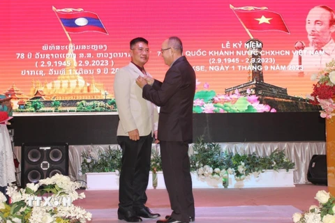 Lào trao tặng Huy chương Hữu nghị cho Tổng Lãnh sự Việt Nam tại Pakse