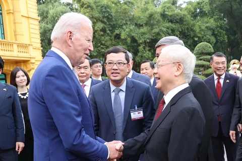 Tổng Bí thư Nguyễn Phú Trọng đón Tổng thống Hoa Kỳ Joe Biden. (Ảnh: Trí Dũng/TTXVN)
