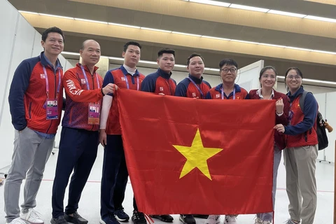 Việt Nam có huy chương Bạc đầu tiên ở môn Bắn súng. (Ảnh: Hoàng Linh/TTXVN)
