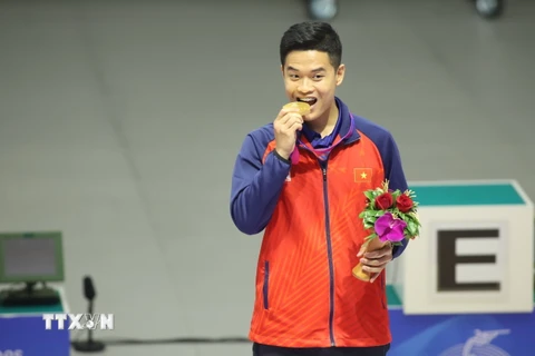 Xạ thủ Phạm Quang Huy giành HCV đầu tiên cho Đoàn Thể thao Việt Nam ở ASIAD 19. (Ảnh: TTXVN phát)