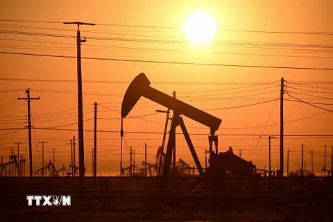 Giá dầu thế giới “lội ngược dòng” từ mức thấp nhất ba tháng 