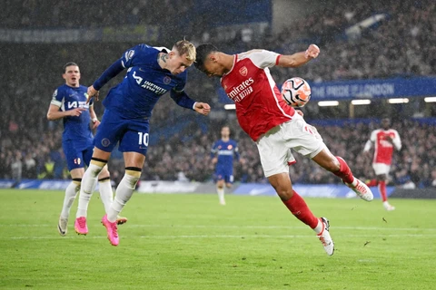 Thành Manchester trọn niềm vui, Chelsea-Arsenal bất phân thắng bại