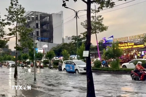 Đường Nguyễn Thị Thập (quận 7) ngập sâu vào cuối giờ chiều 29/10. (Ảnh: Hồng Giang/TTXVN)