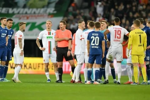 Trận đấu giữa Augsburg và Hoffenheim tạm dừng sau khi có người bị thương do nổ pháo hoa. (Nguồn: Getty Images)