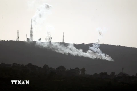 Khói bốc lên tại Naqoura, miền Nam Liban sau vụ tấn công của Israel ngày 10/11/2023. (Ảnh: THX/TTXVN)