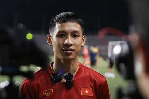 Hùng Dũng phát biểu tại buổi tập đầu tiên tại tại Sân Rizal Memorial. (Nguồn: VFF)