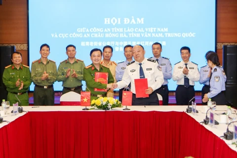 Công an tỉnh Lào Cai và Cục Công an châu Hồng Hà, tỉnh Vân Nam (Trung Quốc) ký Biên bản ghi nhớ. (Nguồn: Báo Công an Nhân dân)