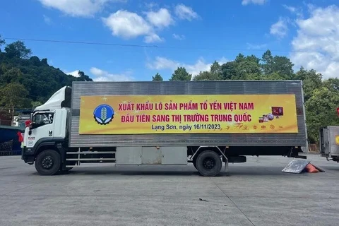Xe hàng chở lô sản phẩm tổ yến đầu tiên của Việt Nam sang thị trường Trung Quốc. (Nguồn: Tạp chí điện tử Doanh nhân Việt Nam)