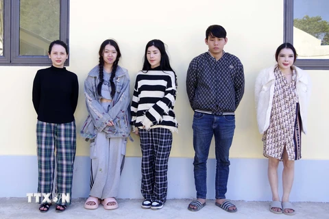 Các đối tượng (từ phải qua trái) Nơ, Danh, Trang, Linh, Hoa bị lực lượng chức năng bắt giữ khi đang nhập cảnh trái phép từ Lào về Việt Nam. (Ảnh: TTXVN phát)