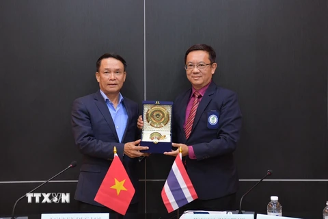 Phó Chủ tịch Thường trực Hội Nhà báo Việt Nam Nguyễn Đức Lợi (trái) và Chủ tịch Hội Nhà báo Thái Lan Mongkol Bangprapa trao quà lưu niệm. (Ảnh: Đỗ Sinh/TTXVN)