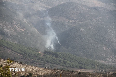 Quân đội Israel bắn đạn pháo xuống thị trấn Kafr Shuba, miền Nam Liban ngày 8/11/2023. (Ảnh: THX/TTXVN)