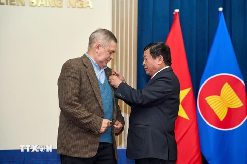 Chủ tịch Liên hiệp Hội Văn học nghệ thuật Việt Nam Đỗ Hồng Quân trao tặng kỷ niệm chương cho học giả Anatoly Sokolov. (Ảnh: Quang Vinh/TTXVN)