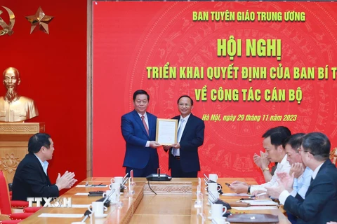 Trưởng ban Tuyên giáo Trung ương Nguyễn Trọng Nghĩa trao quyết định bổ nhiệm cho ông Phạm Ngọc Phương. (Ảnh: Phương Hoa/TTXVN)