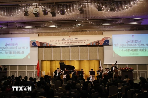 Biểu diễn âm nhạc tại Lễ kỷ niệm 50 năm thiết lập quan hệ ngoại giao Việt Nam-Nhật Bản. (Ảnh: Thống Nhất/TTXVN)