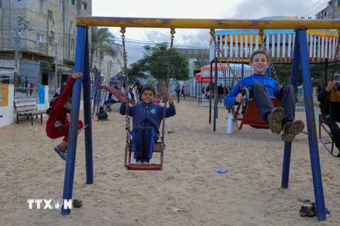 Các em nhỏ vui đùa tại sân chơi ở Rafah, Dải Gaza. (Ảnh: THX/TTXVN)