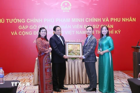 Thủ tướng Phạm Minh Chính tặng quà cho Đại sứ quán và cộng đồng người Việt Nam tại Thổ Nhĩ Kỳ. (Ảnh: Dương Giang/TTXVN)