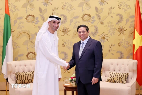 Thủ tướng Phạm Minh Chính tiếp ông Thani bin Ahmed Al Zeyoudi, Quốc vụ khanh phụ trách Thương mại quốc tế, Bộ Ngoại thương UAE. (Ảnh: Dương Giang/TTXVN)