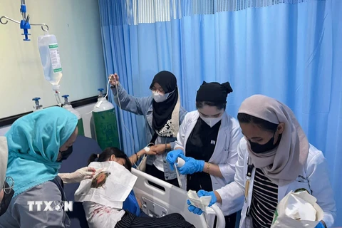 Nhân viên y tế điều trị cho nạn nhân bị thương trong vụ nổ tại cơ sở giáo dục thể chất và thể thao của Đại học bang Mindanao, thành phố Marawi, Philippines, ngày 3/12/2023. (Ảnh: AFP/TTXVN)