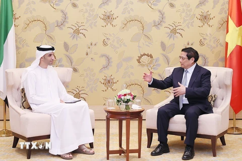 Thủ tướng Phạm Minh Chính tiếp ông Thani bin Ahmed Al Zeyoudi, Quốc vụ khanh phụ trách Thương mại Quốc tế, Bộ Ngoại thương UAE. (Ảnh: Dương Giang/TTXVN)