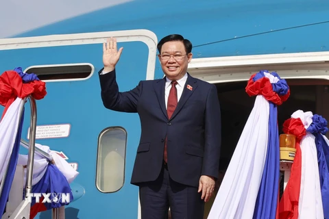 Chủ tịch Quốc hội Vương Đình Huệ đến sân bay quốc tế Wattay, thủ đô Vientiane. (Ảnh: Doãn Tấn/TTXVN)