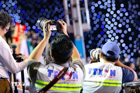 Nhóm phóng viên ảnh TTXVN tác nghiệp tại Đại hội Thể thao Đông Nam Á lần thứ 31 (SEA Games 31). (Ảnh: TTXVN)