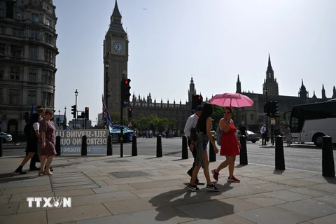 Người dân di chuyển dưới trời nắng gắt tại London, Anh ngày 6/9/2023. (Ảnh: AFP/TTXVN)