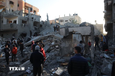 Cảnh đổ nát sau vụ oanh kích của Israel xuống trại tị nạn Maghazi, miền Trung Gaza ngày 11/12/2023. (Ảnh: THX/TTXVN)