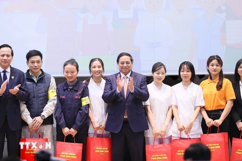 Thủ tướng Phạm Minh Chính tặng quà cho đại diện thực tập sinh và người lao động đang làm việc tại Nhật Bản. (Ảnh: Dương Giang/TTXVN)